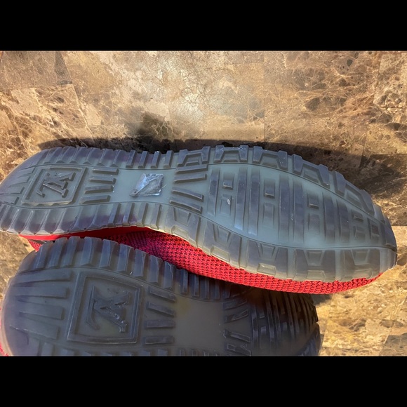 LOUIS VUITTON RED RUNNING SNEAKERS - Picture 5 of 10